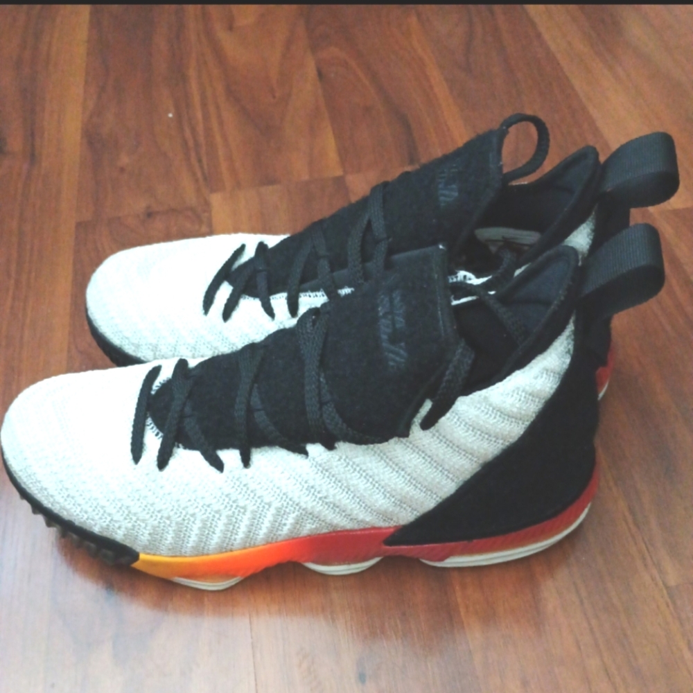 Lebron's XVII (GS) Basketball Shoes Size 7 Youth